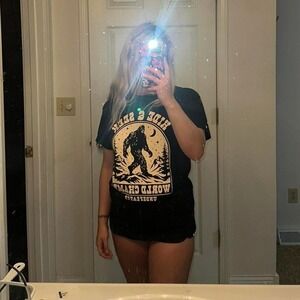 Hide & Seek World Champ Undefeated Black‎ Bigfoot Tshirt Size Medium Unisex